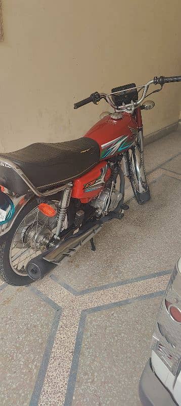 Honda 125 red colour 12