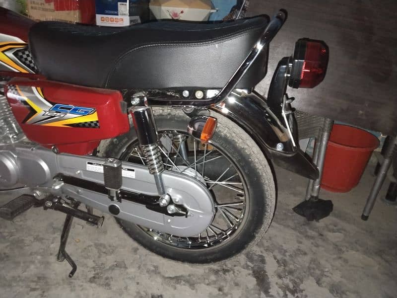 Honda 125 (2025) Red Colour 4