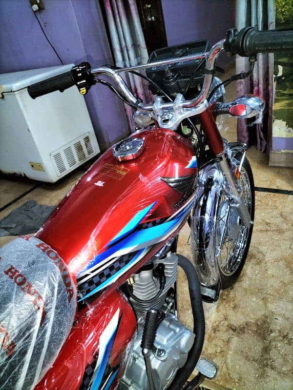 Honda CG 125 2 months first owner brand new urgent sale 17