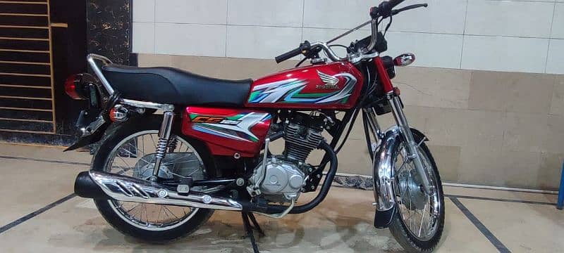 Hyderabad number bike in genuine condition. 6