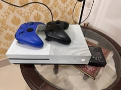 Xbox S one 1 tb with 02 controllers