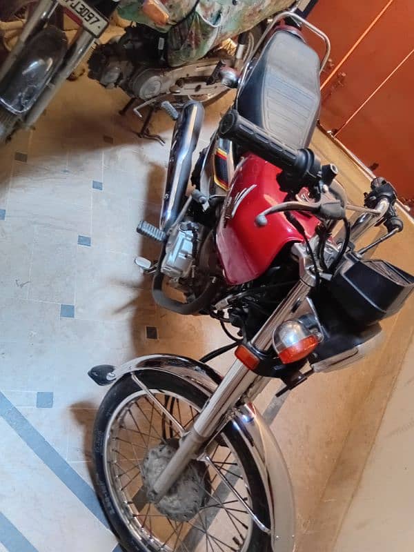 Honda CG 125 Special Edition Red Colour 9