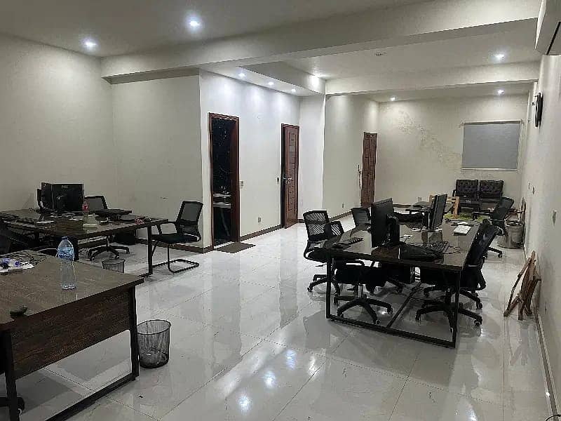 950sqft hall available in Johar town 7