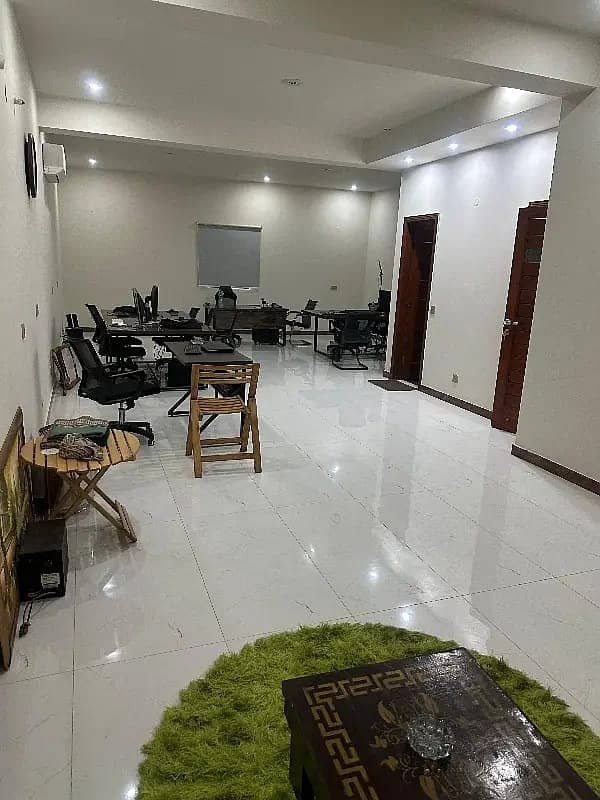 950sqft hall available in Johar town 8