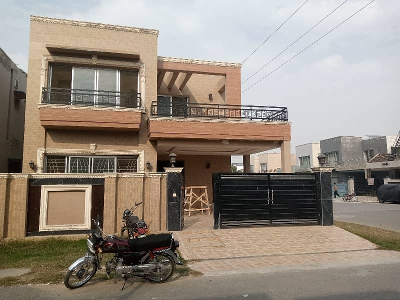 10 MARLA CORNER HOUSE FOR RENT 1