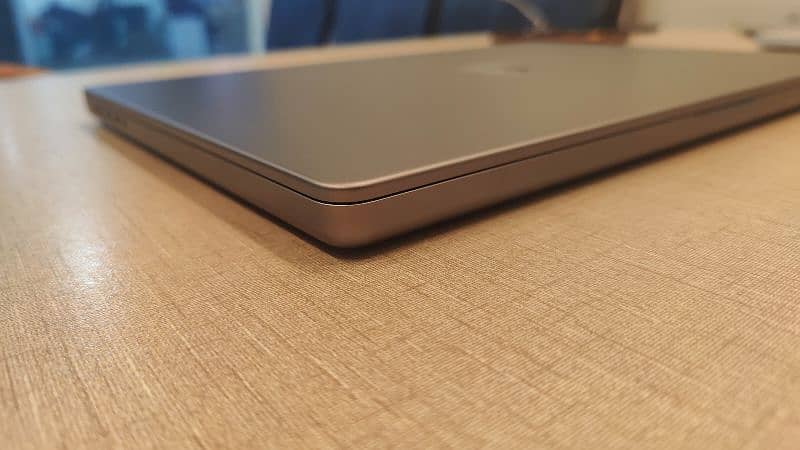 Macbook Pro M2 16" Space Gray. 4