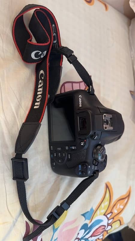 Canon EOS 2000D 1