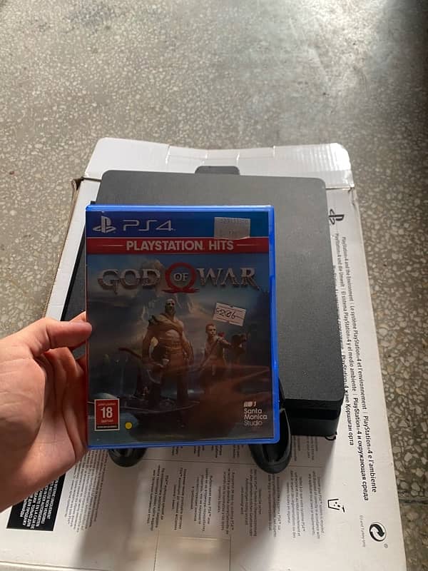 PS4 SLIM with original controller  and God of war 3