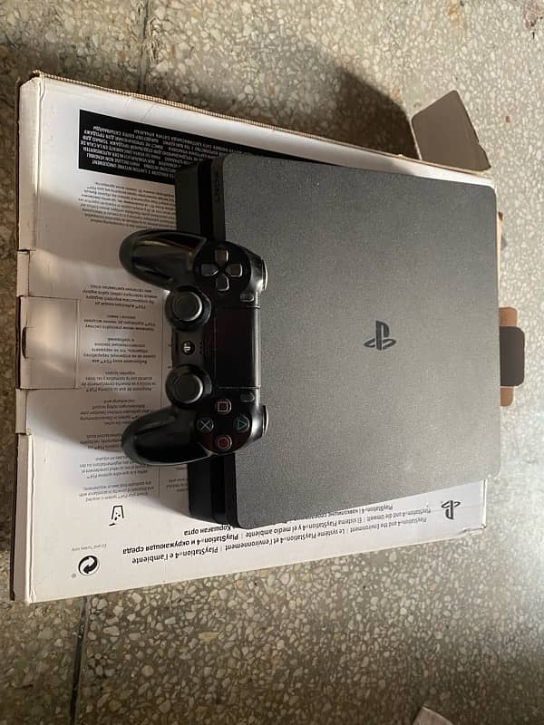 PS4 SLIM with original controller  and God of war 9