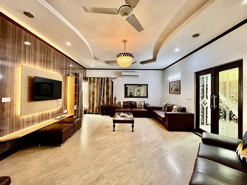 Kanal Stunning Design Well Maintained Bungalow near to Park 11