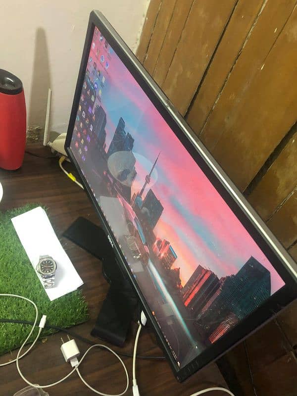 Dell 24 Inch Monitor (2 Minor Lines) in Good Condition 0