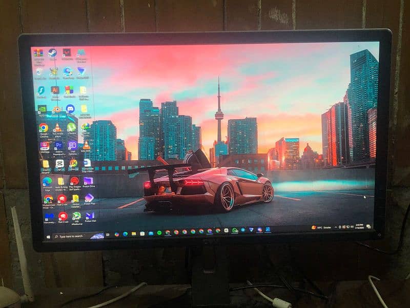 Dell 24 Inch Monitor (2 Minor Lines) in Good Condition 2