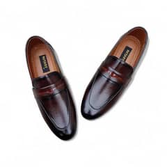 New men's brand shoes available in different colors and sizes