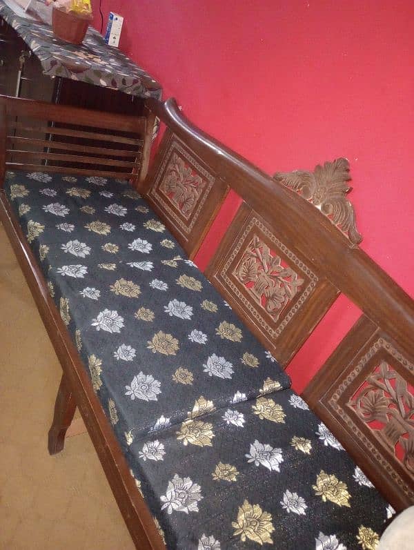 I am selling sofa set 5 seater only one month used 1