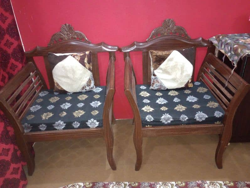 I am selling sofa set 5 seater only one month used 2