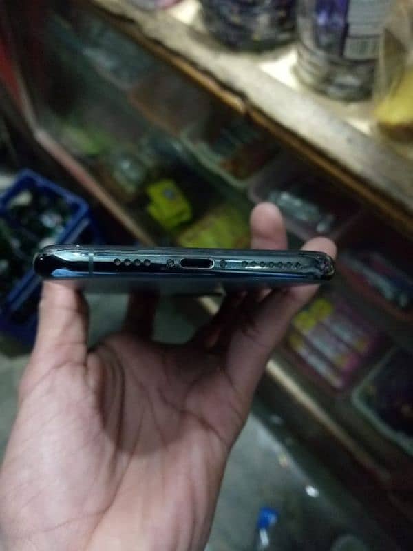 iphone 11 pro max ha 64GB ha koi fault nhi ha  face id etc all ok 1