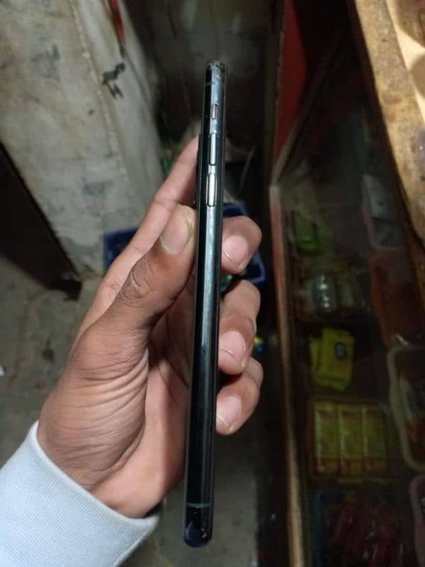 iphone 11 pro max ha 64GB ha koi fault nhi ha  face id etc all ok 2