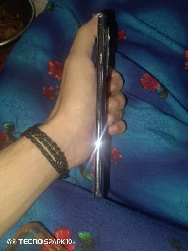 one plus 9 5G 8/128 just back pr paper hata Howa hay Bhai phone okay h 1