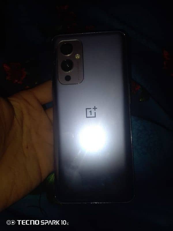 one plus 9 5G 8/128 just back pr paper hata Howa hay Bhai phone okay h 2