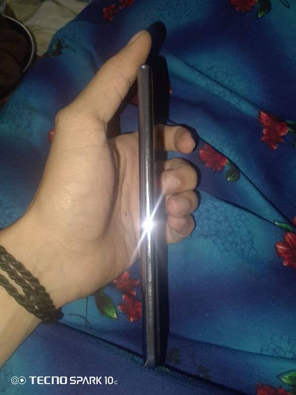 one plus 9 5G 8/128 just back pr paper hata Howa hay Bhai phone okay h 3