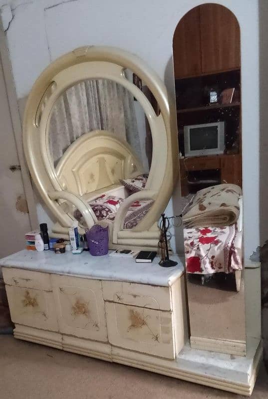 King Size Plai Wood Bed + With 2  Side Tables + Dressing Table 1