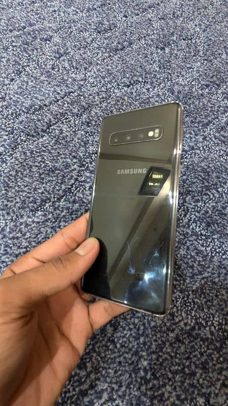 I'm selling my Samsung s 10 8/512 non pta 3