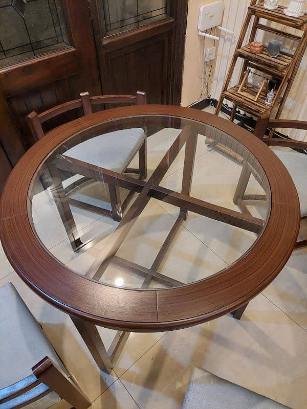 ROUND DINING TABLE 4 SEATER SLIGHTLY USED 4