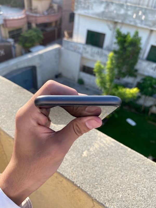 Iphone 11 non pta jv 10/10 condition 64 gb 3