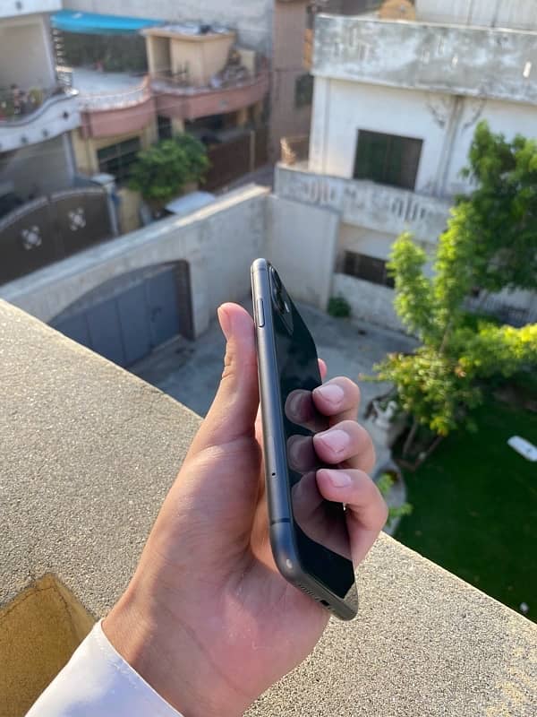 Iphone 11 non pta jv 10/10 condition 64 gb 4