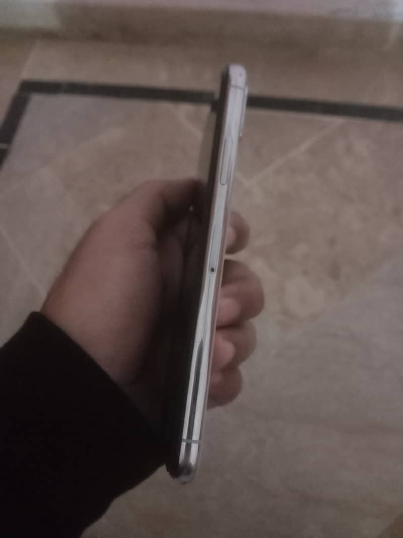 Apple iPhone X 4