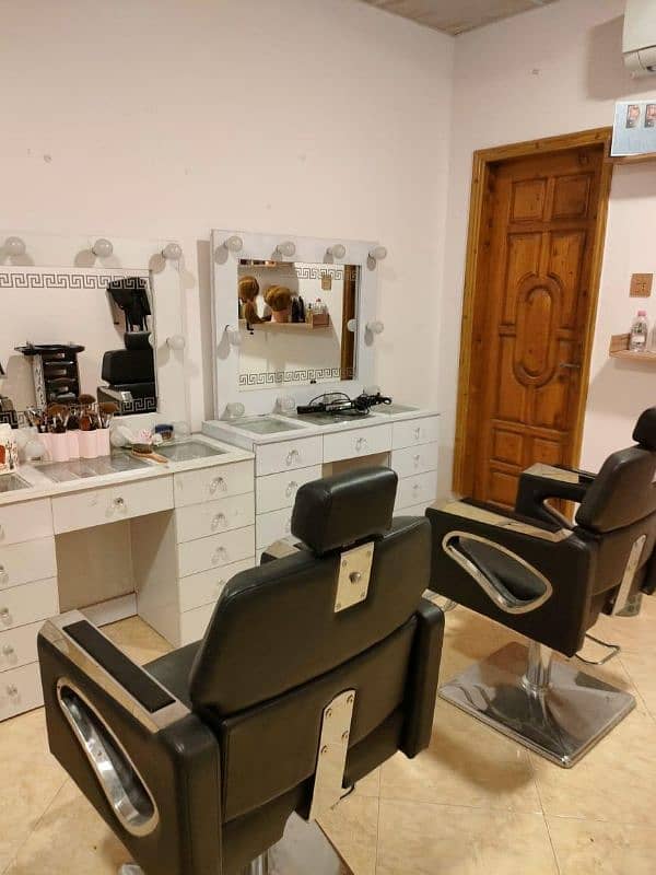 Beauty Parlor (Furniture + other Items) for sale 9