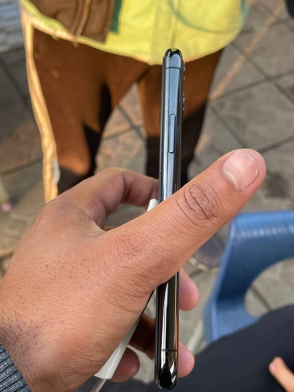 Im selling my iphone 11 pro Condition 10:10 2