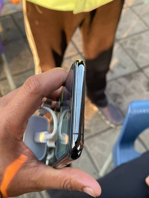 Im selling my iphone 11 pro Condition 10:10 3