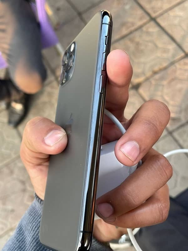 Im selling my iphone 11 pro Condition 10:10 4