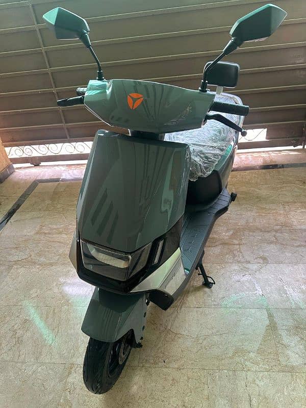 Yadea Rubin Full option Electric scooty 1 charge 100 Km Driven 0