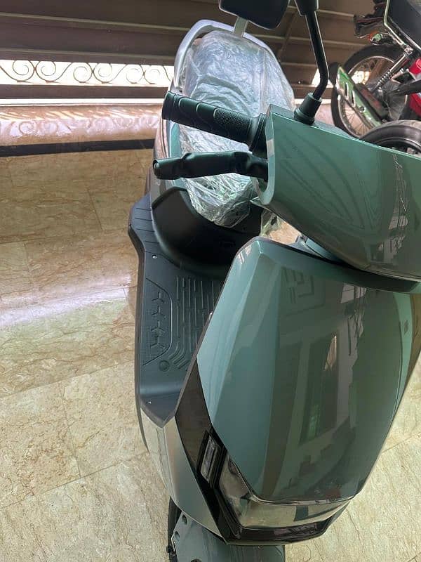 Yadea Rubin Full option Electric scooty 1 charge 100 Km Driven 3