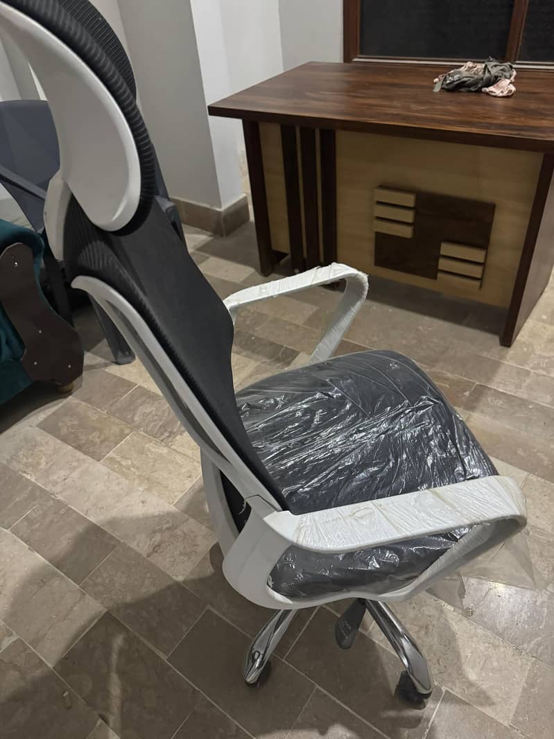 Ergonomic Office Chair WHITE 10/10 Condition 2