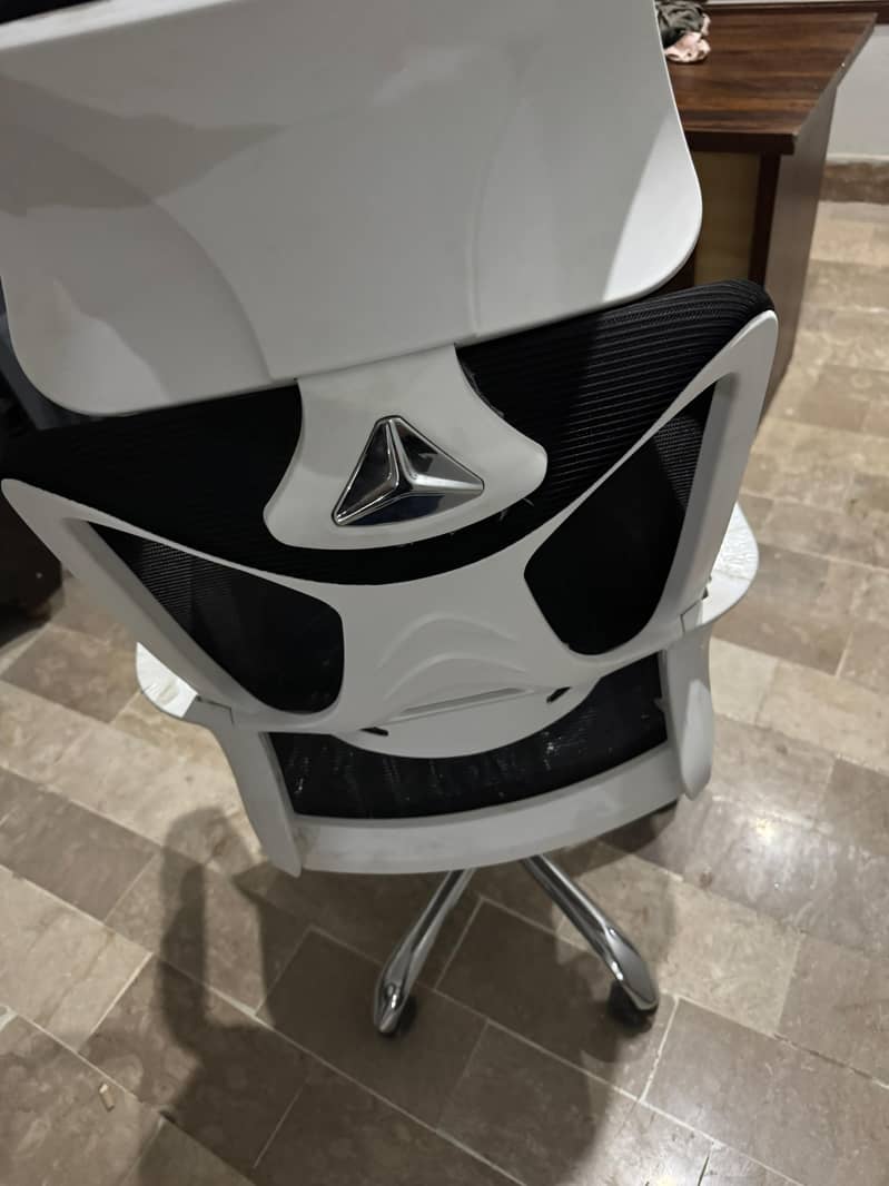 Ergonomic Office Chair WHITE 10/10 Condition 3