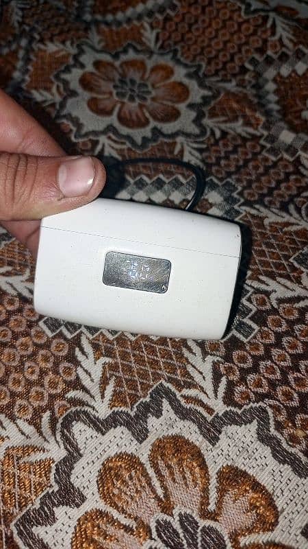 Ear Buds is ki handfree nhi hai bas charging box hai i 4