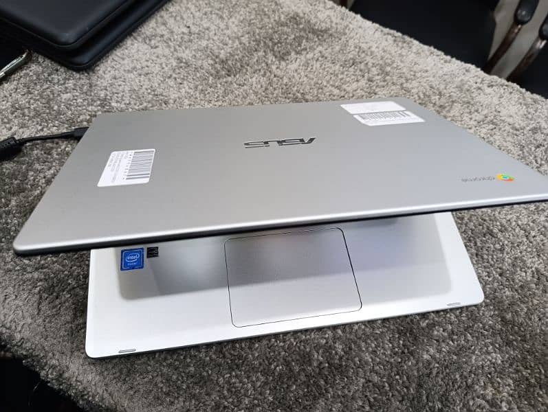 Asus Chromebook C423n with touch screen 2