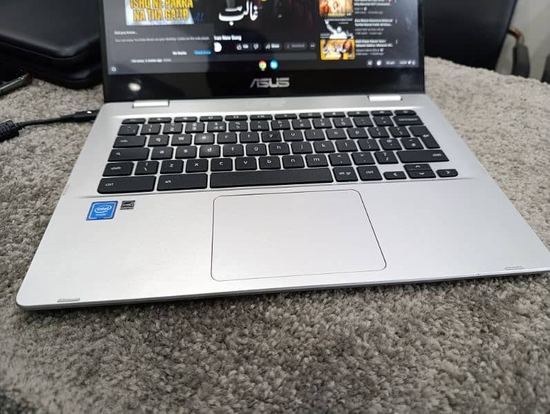 Asus Chromebook C423n with touch screen 3