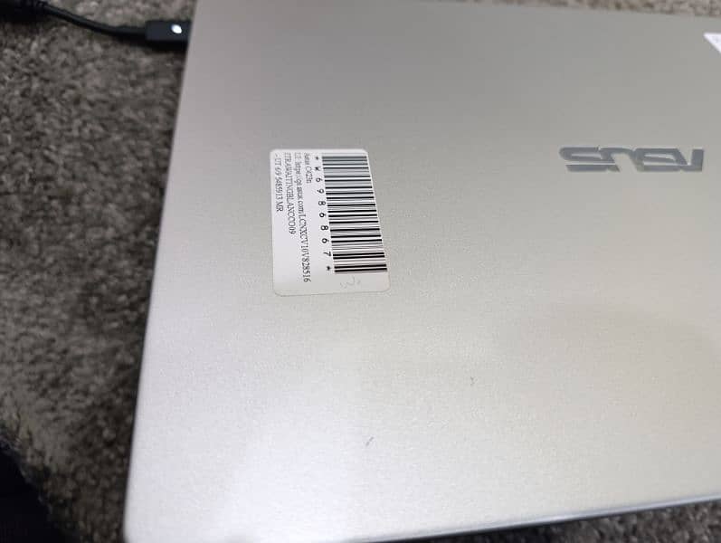 Asus Chromebook C423n with touch screen 5