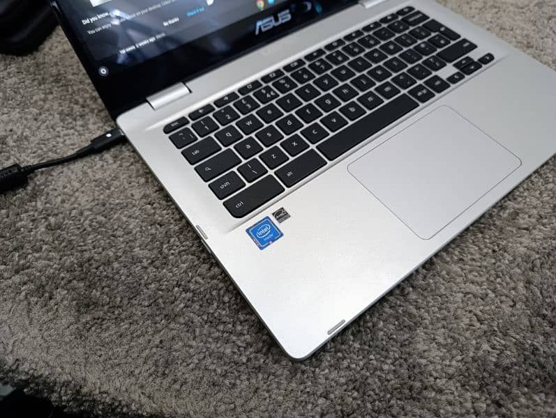 Asus Chromebook C423n with touch screen 7