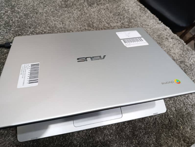 Asus Chromebook C423n with touch screen 8