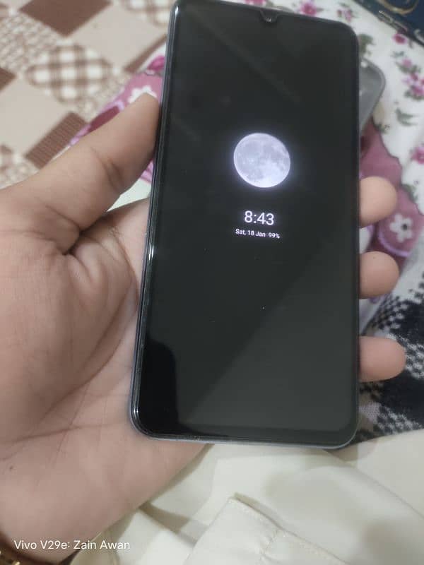 Vivo V21 One hand used 0