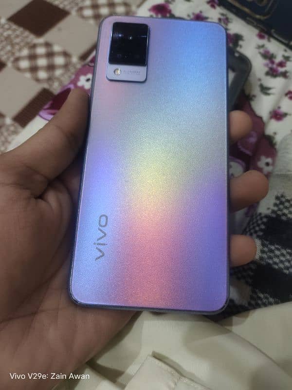 Vivo V21 One hand used 1