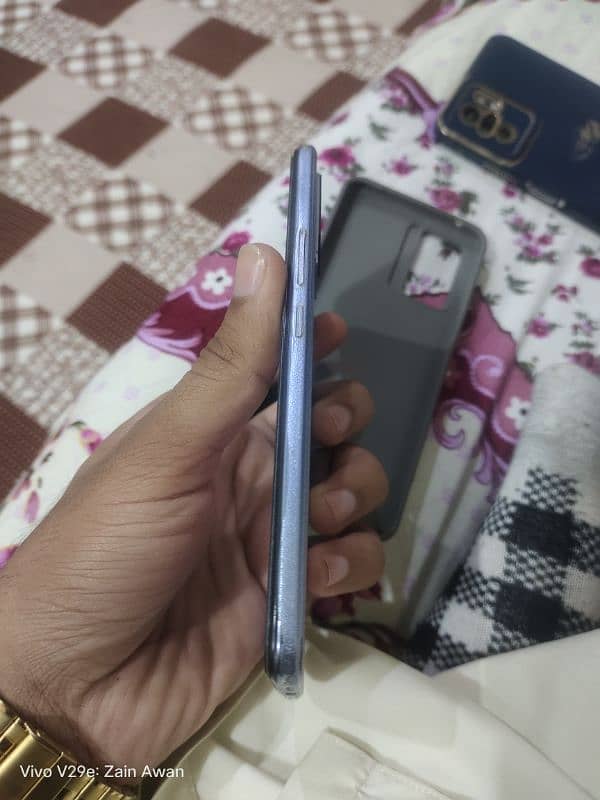 Vivo V21 One hand used 3