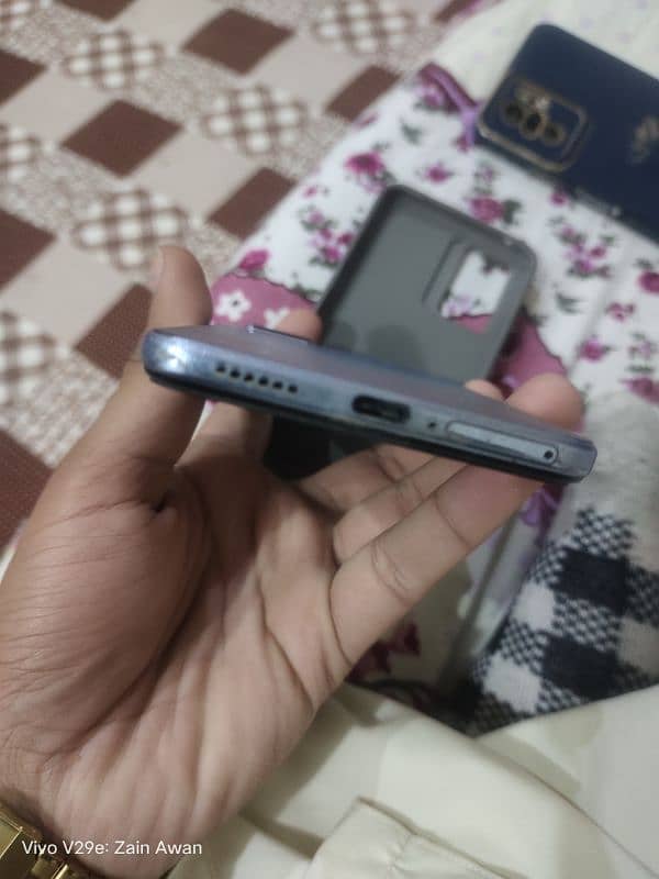 Vivo V21 One hand used 4