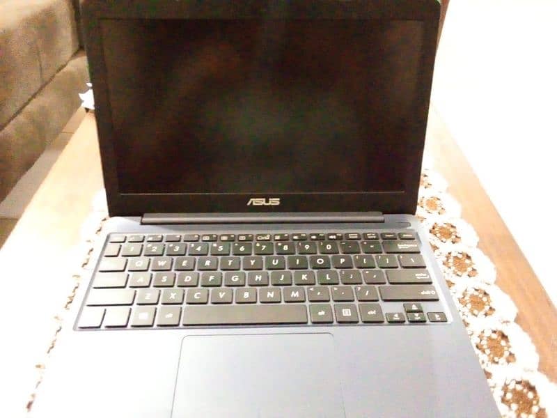 Asus E203M NoteBook 0