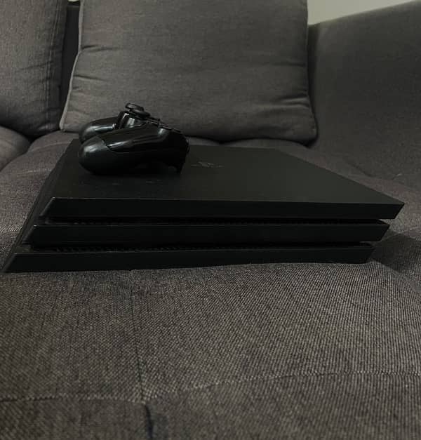 PS4 PRO MINT CONDITION 2